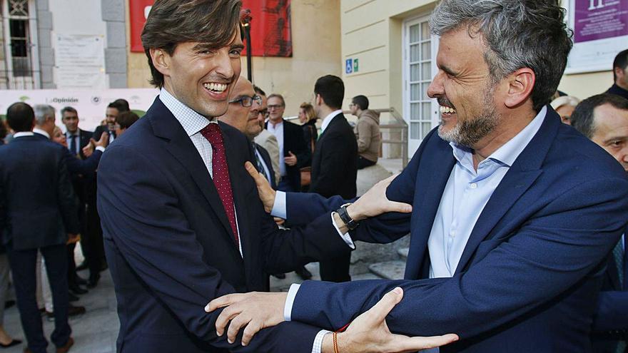 El diputado del PP Pablo Montesinos y el socialista Ignacio López se saludan en una imagen de archivo. | ARCINIEGA