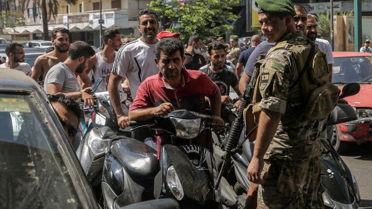 El Ejército de Líbano supervisa la entrada de vehiculos en una gasolinera