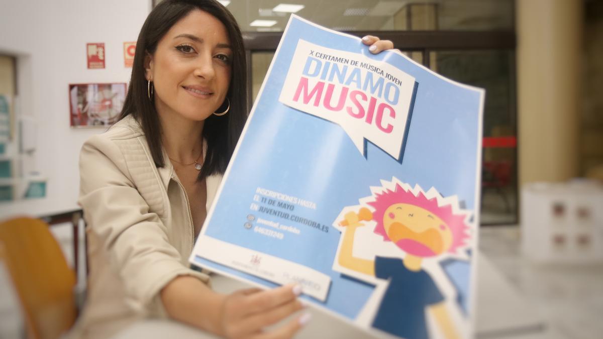 Cintia Bustos muestra el cartel de la próxima edición de Dinamomusic.