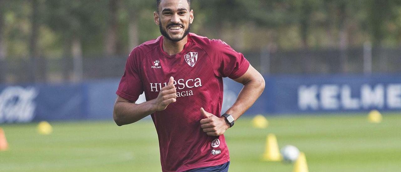 Mboula, durante un entrenamiento con el Huesca.