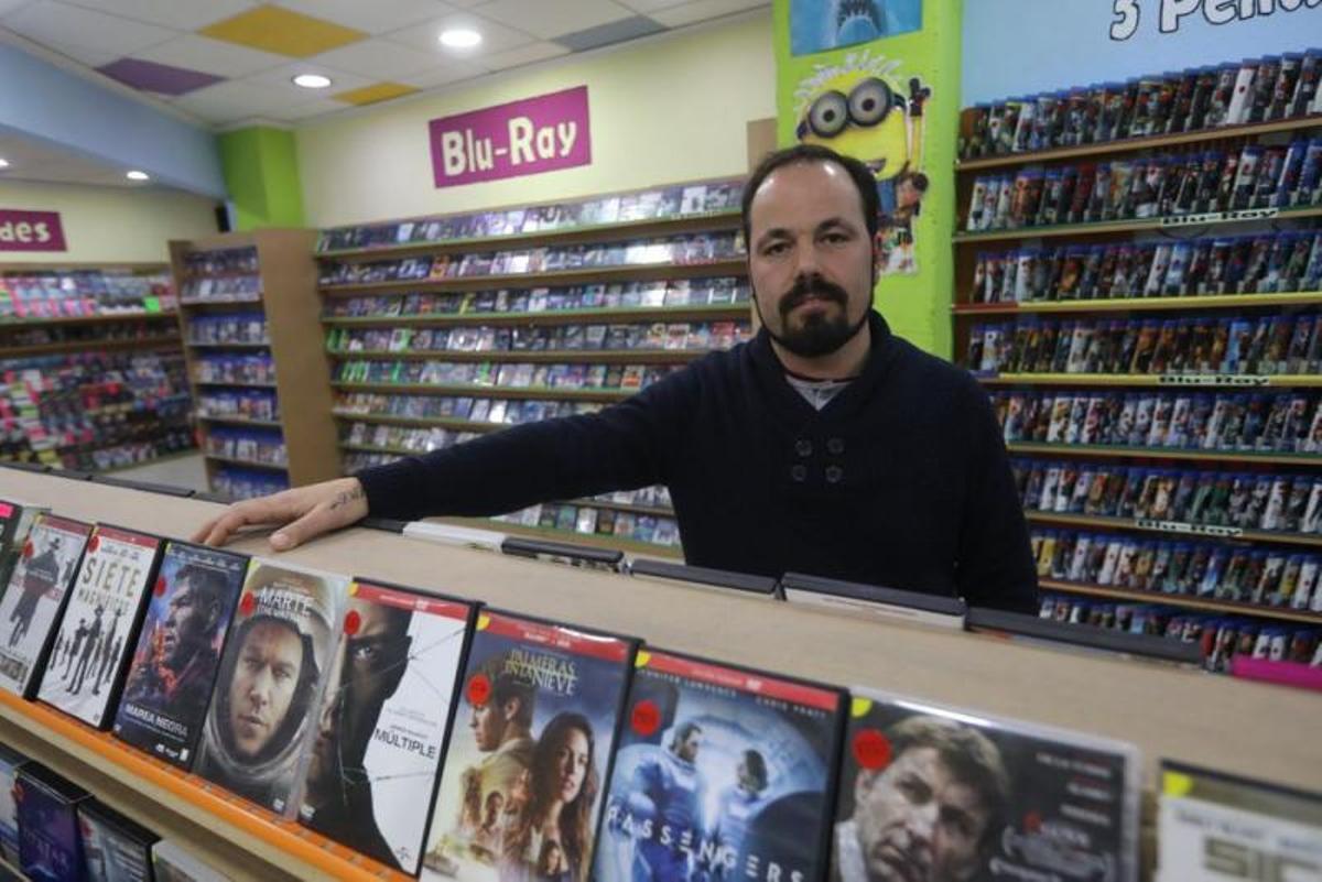 Matías, un 'artesano' en el último videoclub de Castellón