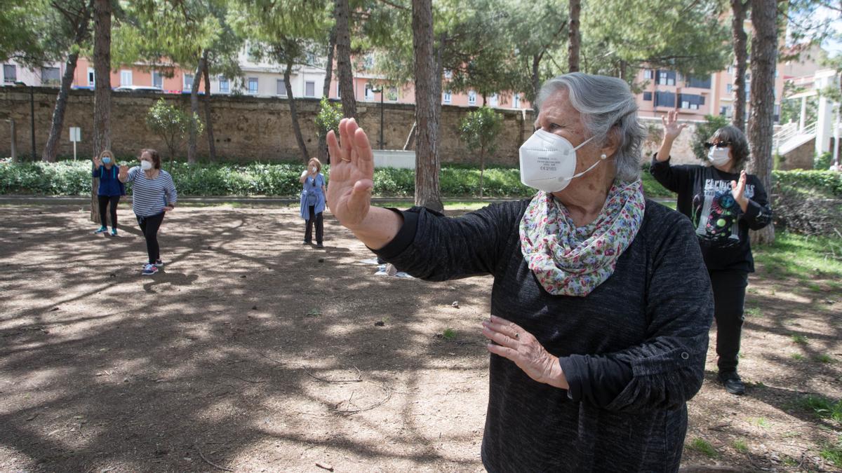 Varias pensionistas practicando deporte en un parque de València, en una fotografía de archivo