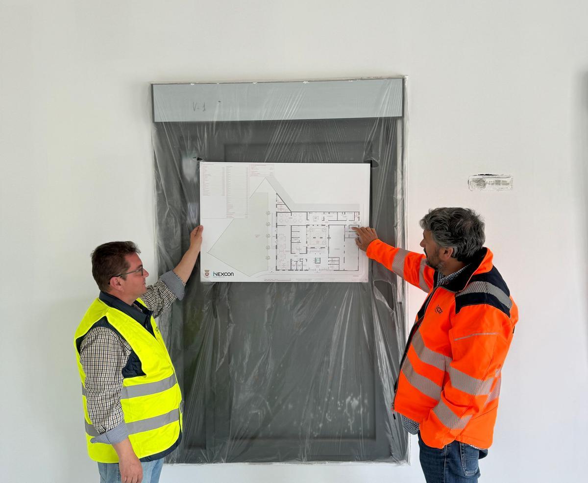 El concejal Juan Manuel Mariscal junto a Francisco Rey, gerente de INEXCON en la Residencia