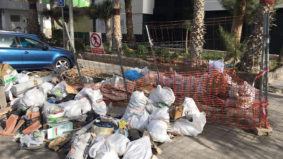 Restos de las obras en una calle de la Vega de San José.