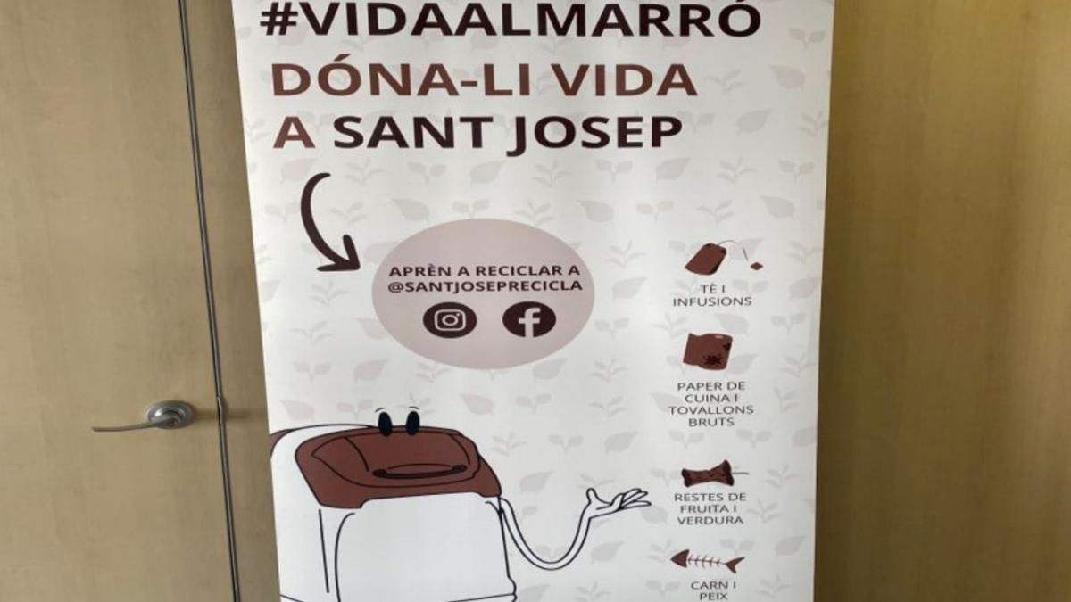 Carteles de concienciación del uso del contenedor marrón. | FOTOS: AYUNTAMIENTO DE SANT JOSEP