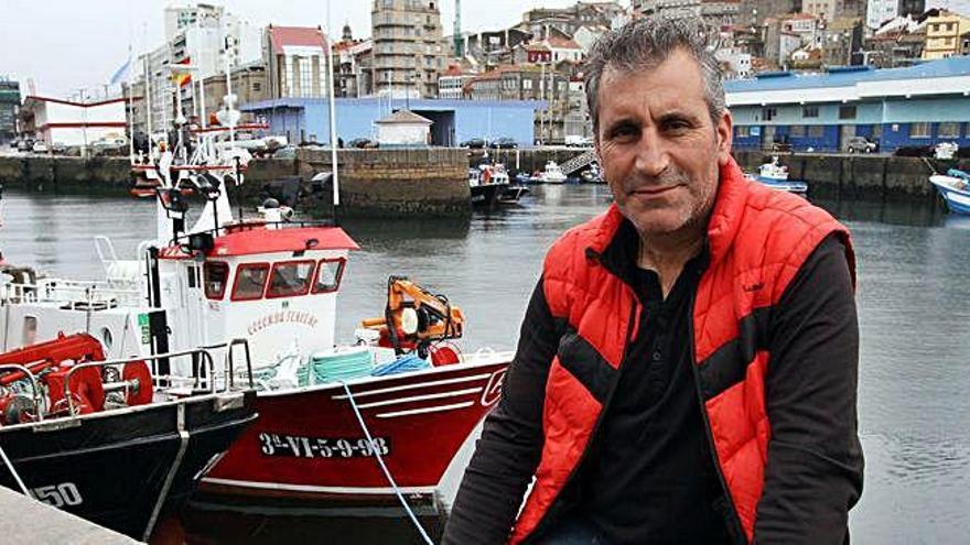 Jose Manuel Saavedra, frente a su barco.