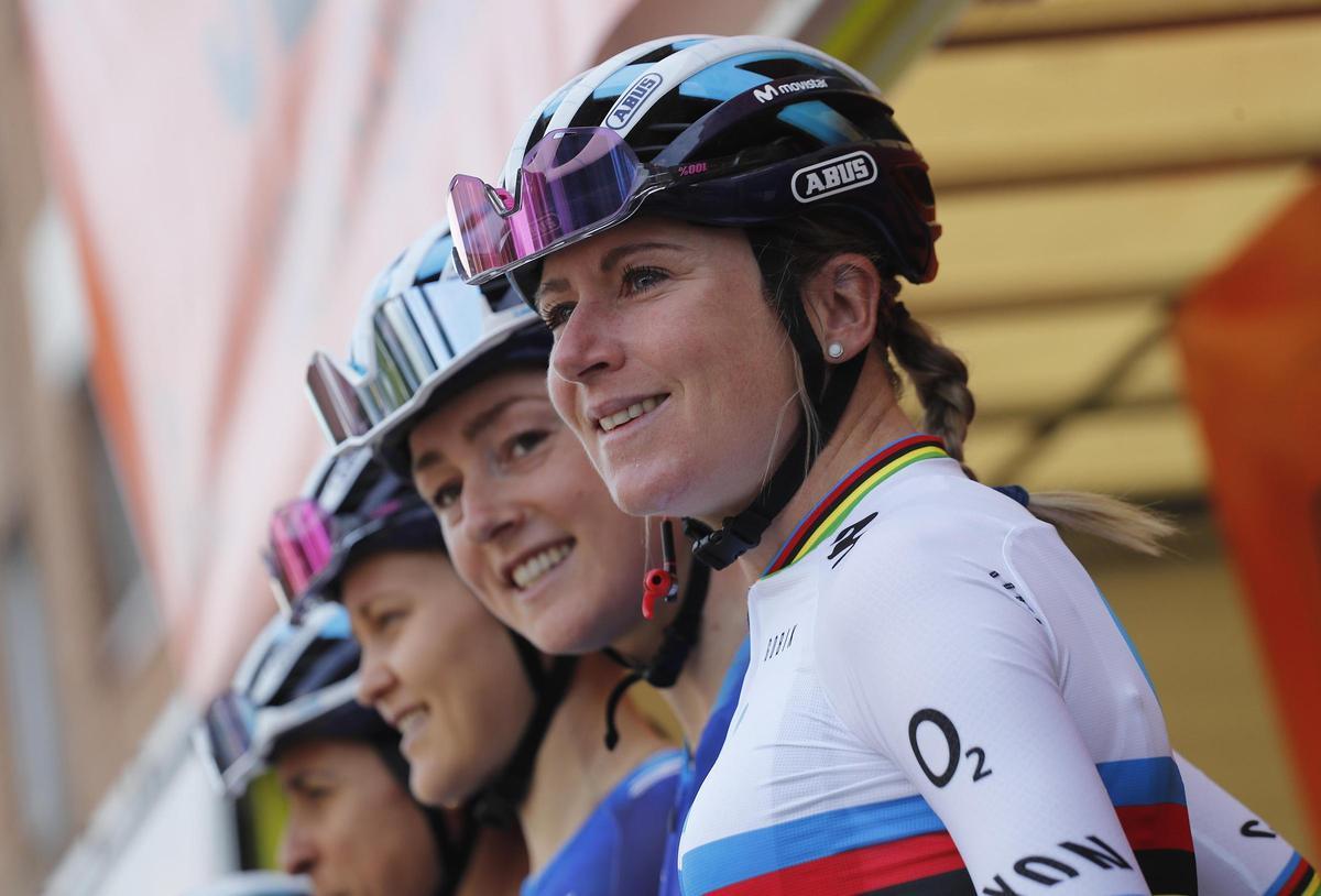 Salida de la primera etapa de la Setmana Ciclista femenina