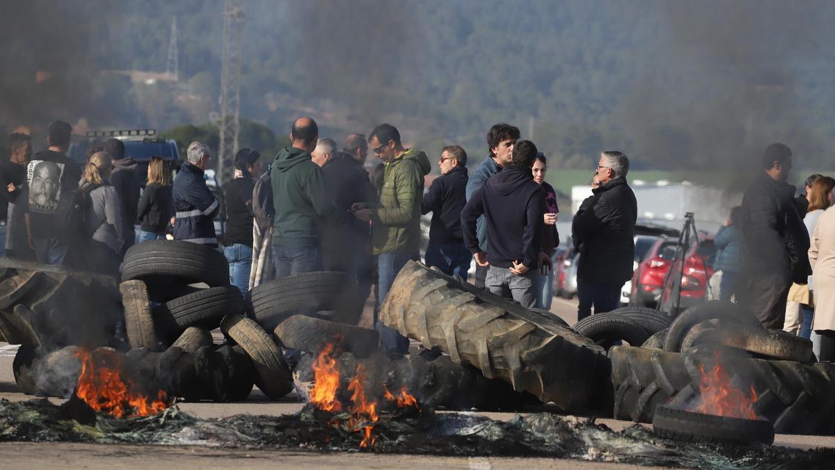 Trabajadores penintenciarios bloquean cárceles catalanas para protestar por la falta de seguridad.