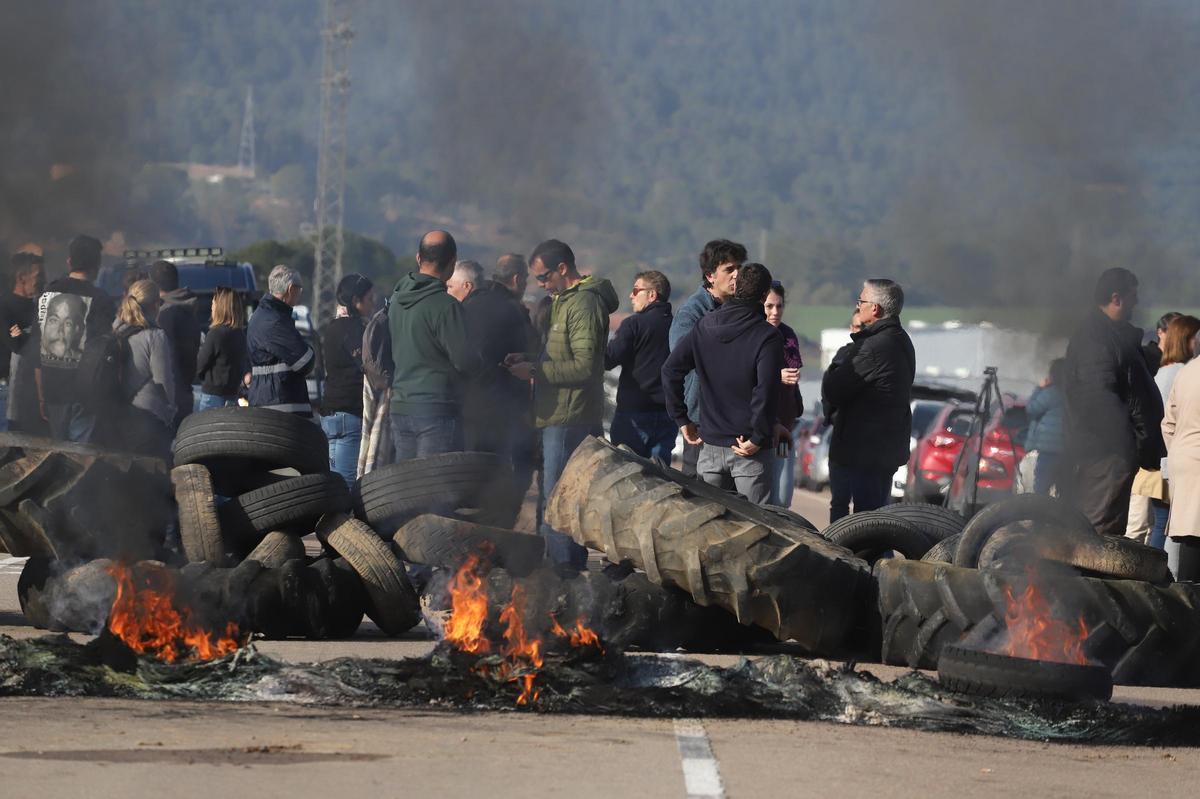 Trabajadores penintenciarios bloquean cárceles catalanas para protestar por la falta de seguridad.