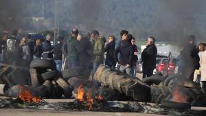 Trabajadores penintenciarios bloquean cárceles catalanas para protestar por la falta de seguridad.