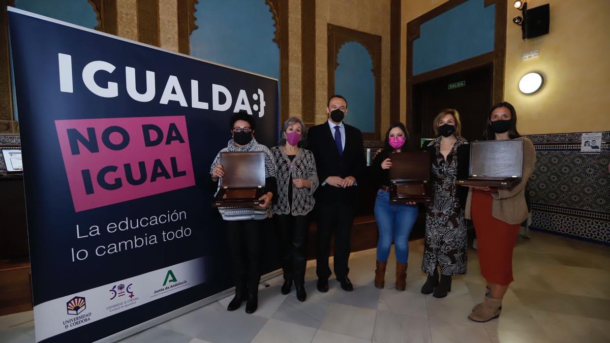 José Carlos Gómez Villamandos y María Rosal con las tres ganadoras de los premios María Zambrano.