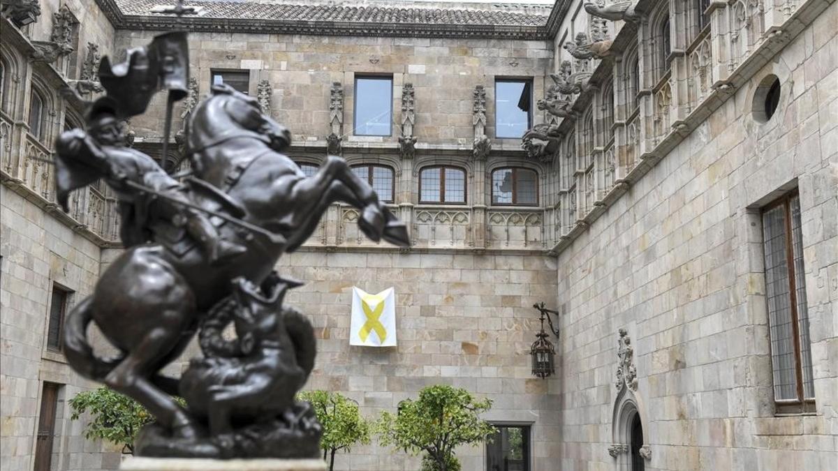 Lazo amarillo en el Pati dels Tarongers del Palau de la Generalitat