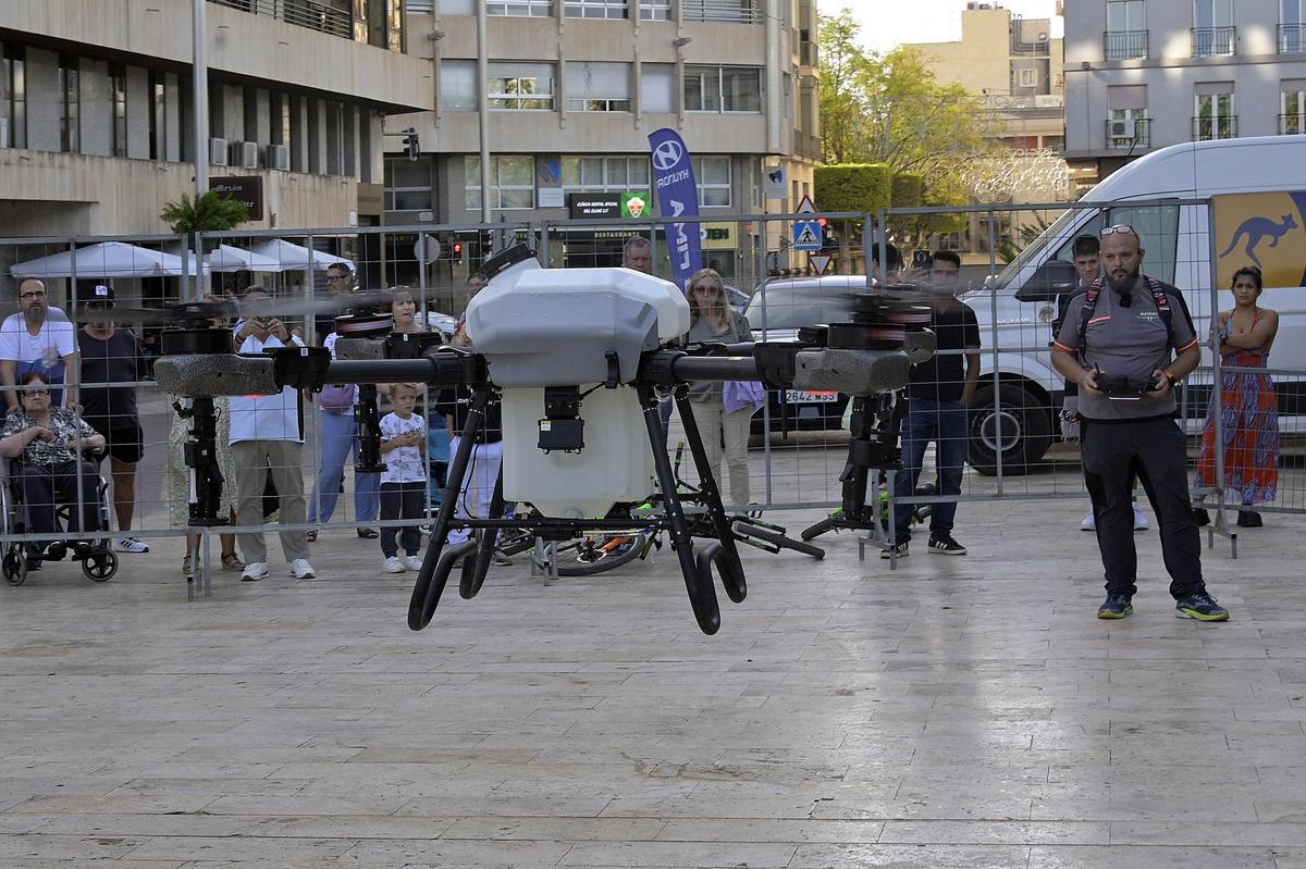El dron despega ante la mirada de los asistentes