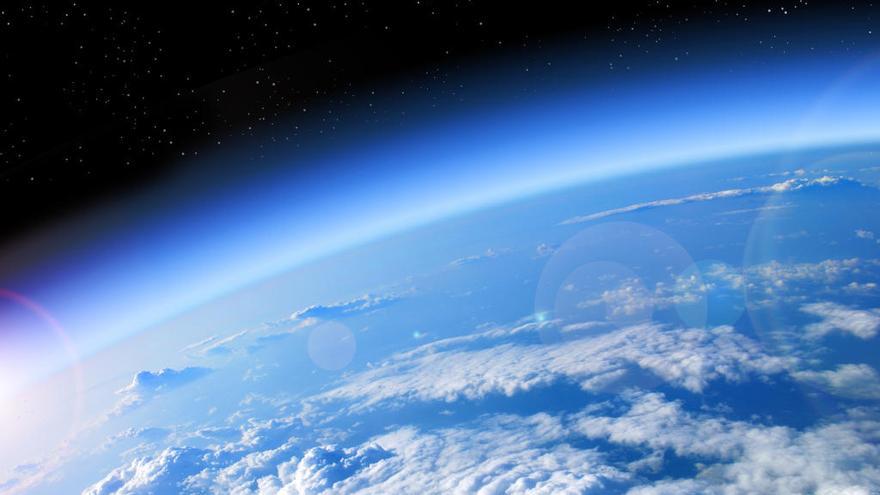 Los gases de efecto invernadero destruyen la capa de ozono.