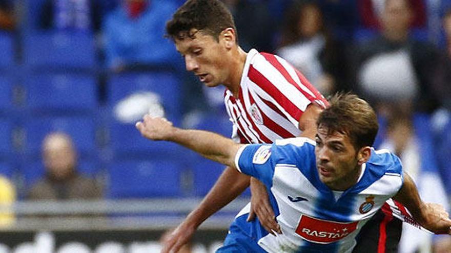 Victor Sánchez lucha por el balón con Mikel Vesga.