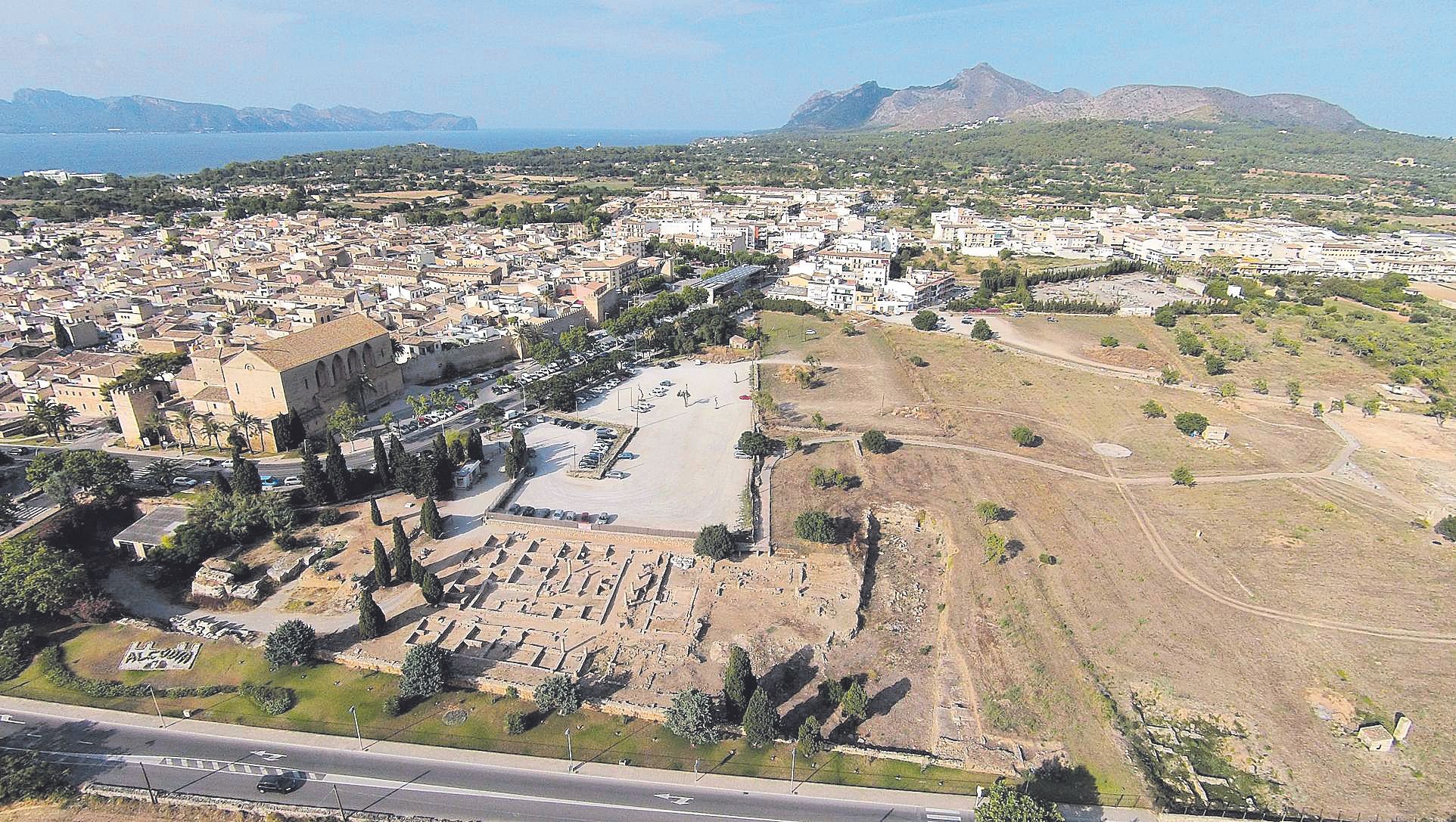 Vista aérea de parte del yacimiento romano, donde se aprecia sa Portella, zona residencial, con Alcúdia al fondo.