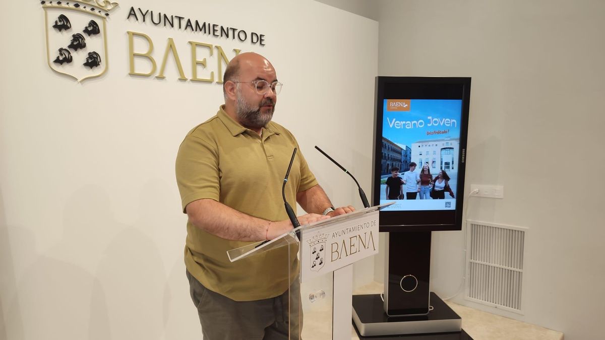 Domingo Castro presenta la programación para este verano en Baena.