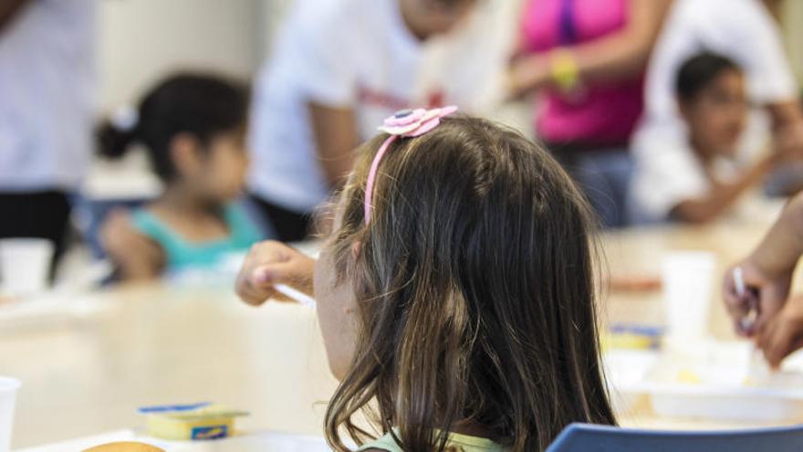 Niños en un comedor social de Cruz Roja