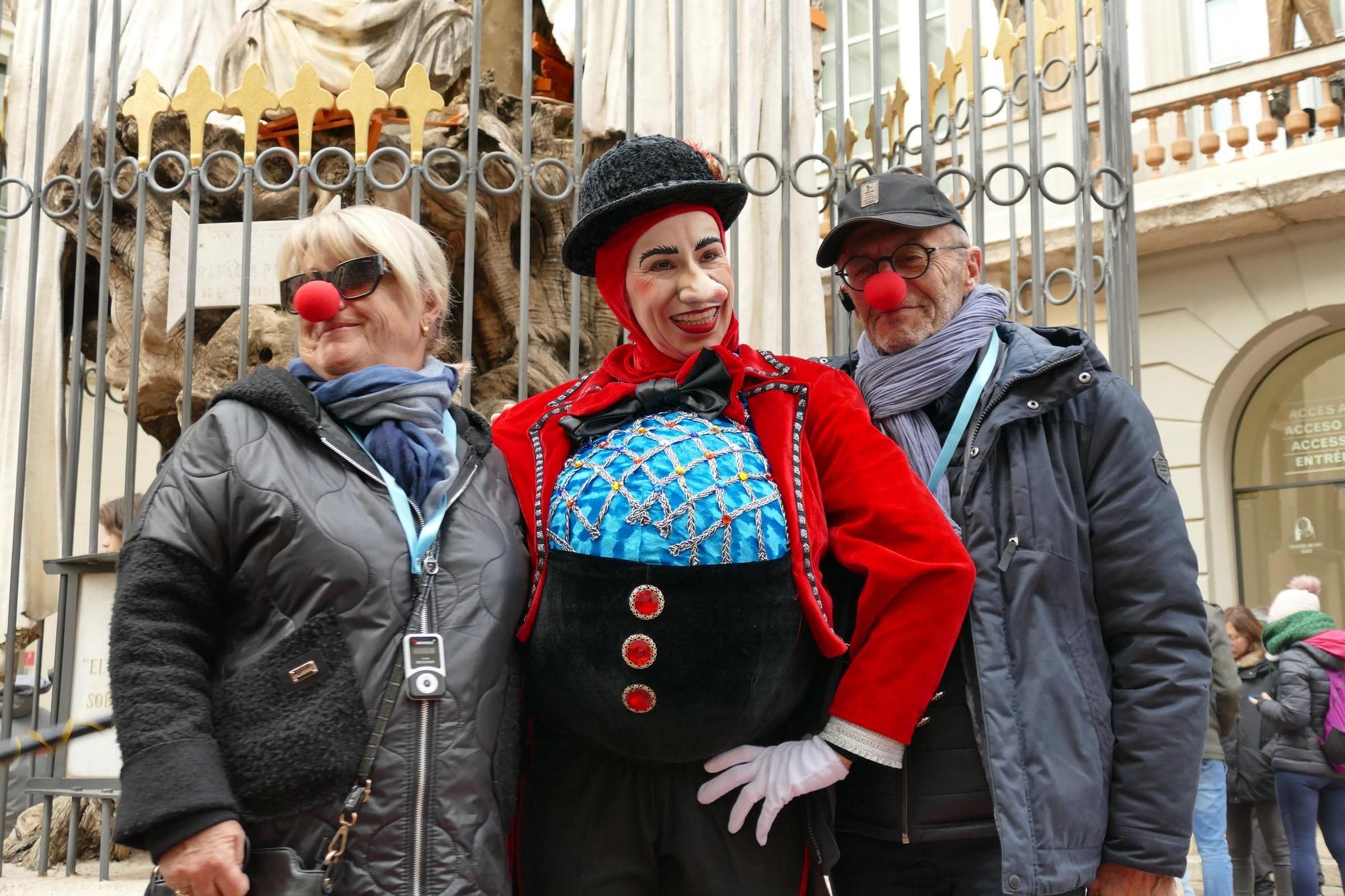 La Dona dels Nassos passeja pel centre de Figueres