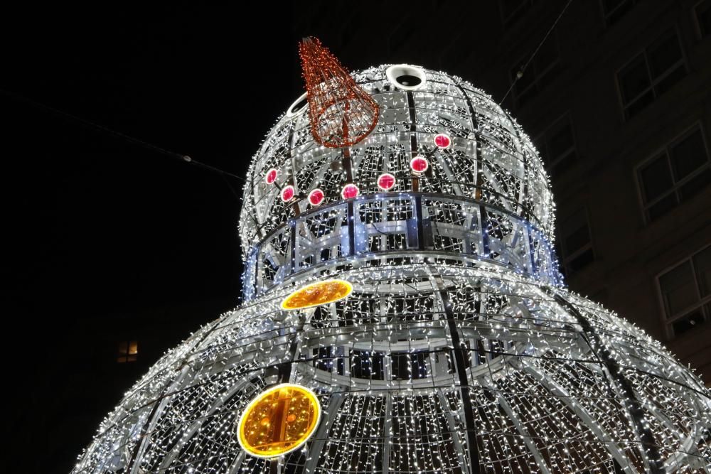 Ya es Navidad en Vigo: 10 milllones de luces para marcar una historia. // A. Villar | J. Lores | J. Álvarez | C. Delgado | M. Romero