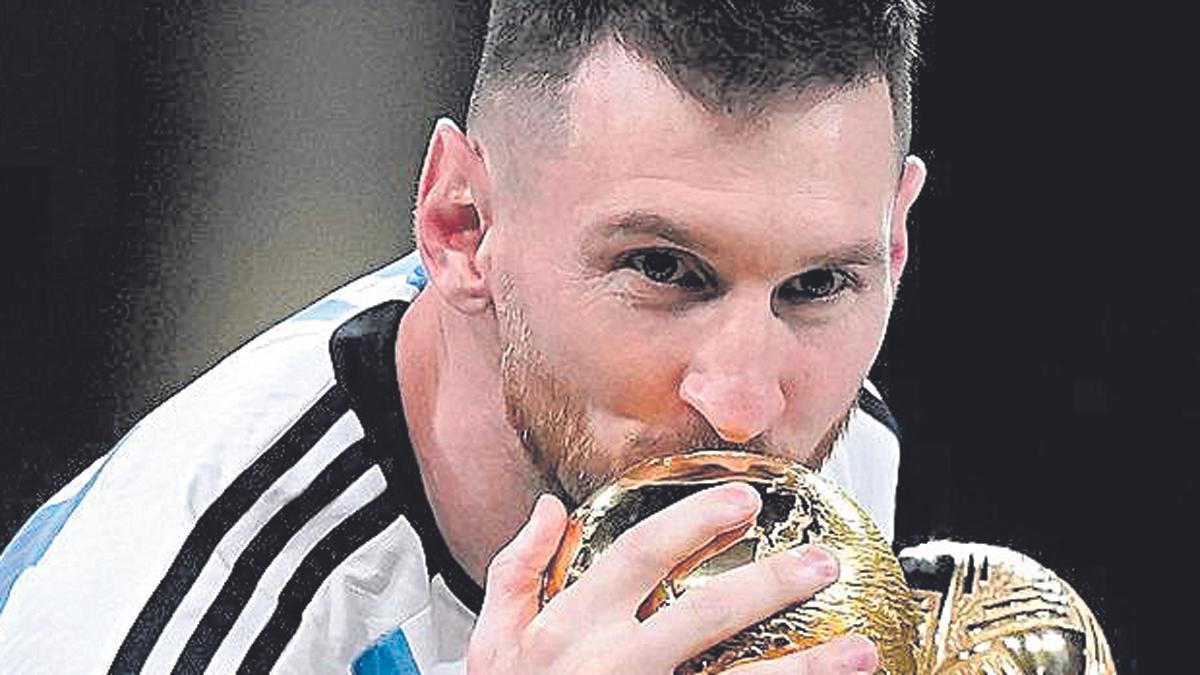 Messi, besando el trofeo de campeón del mundo