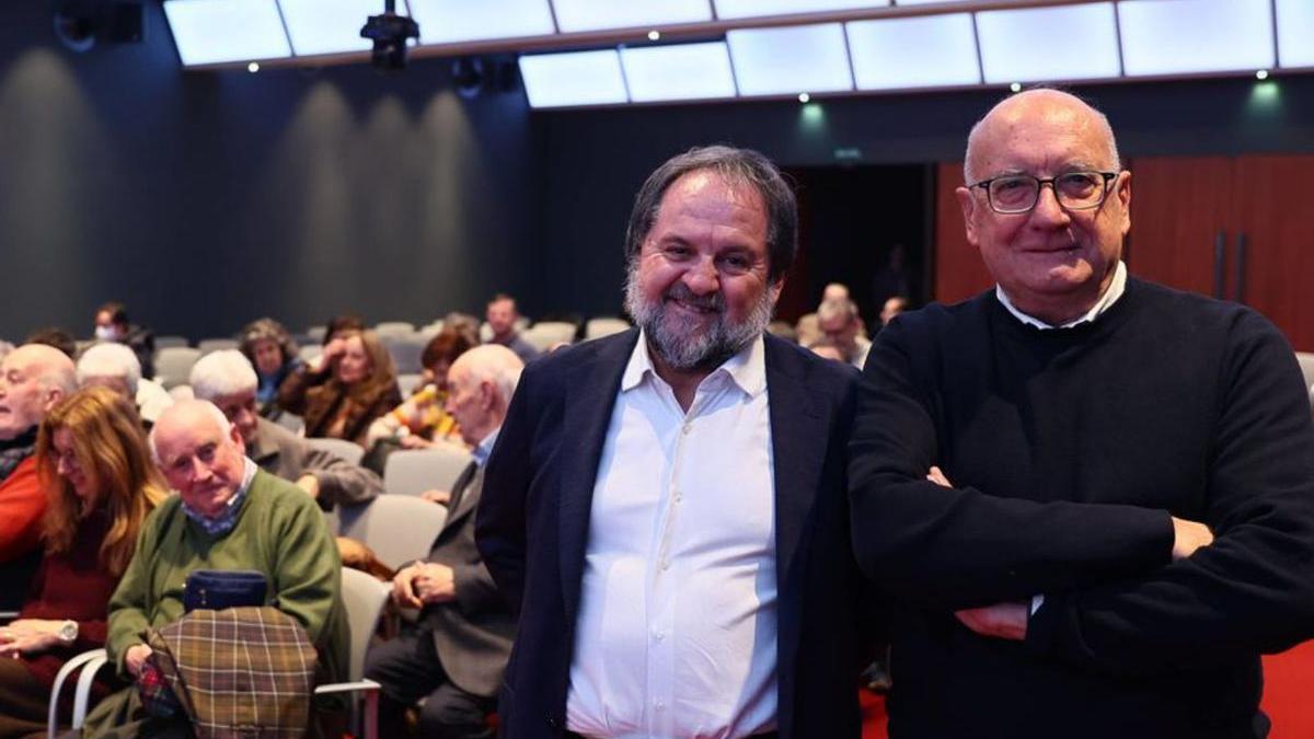 Por la izquierda, José Antonio Sáenz de Santamaría y Enrique Ortega, ayer en el Club LA NUEVA ESPAÑA.