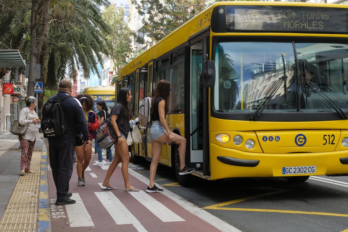 Usuarios de guaguas municipales en la avenida Primero de Mayo.