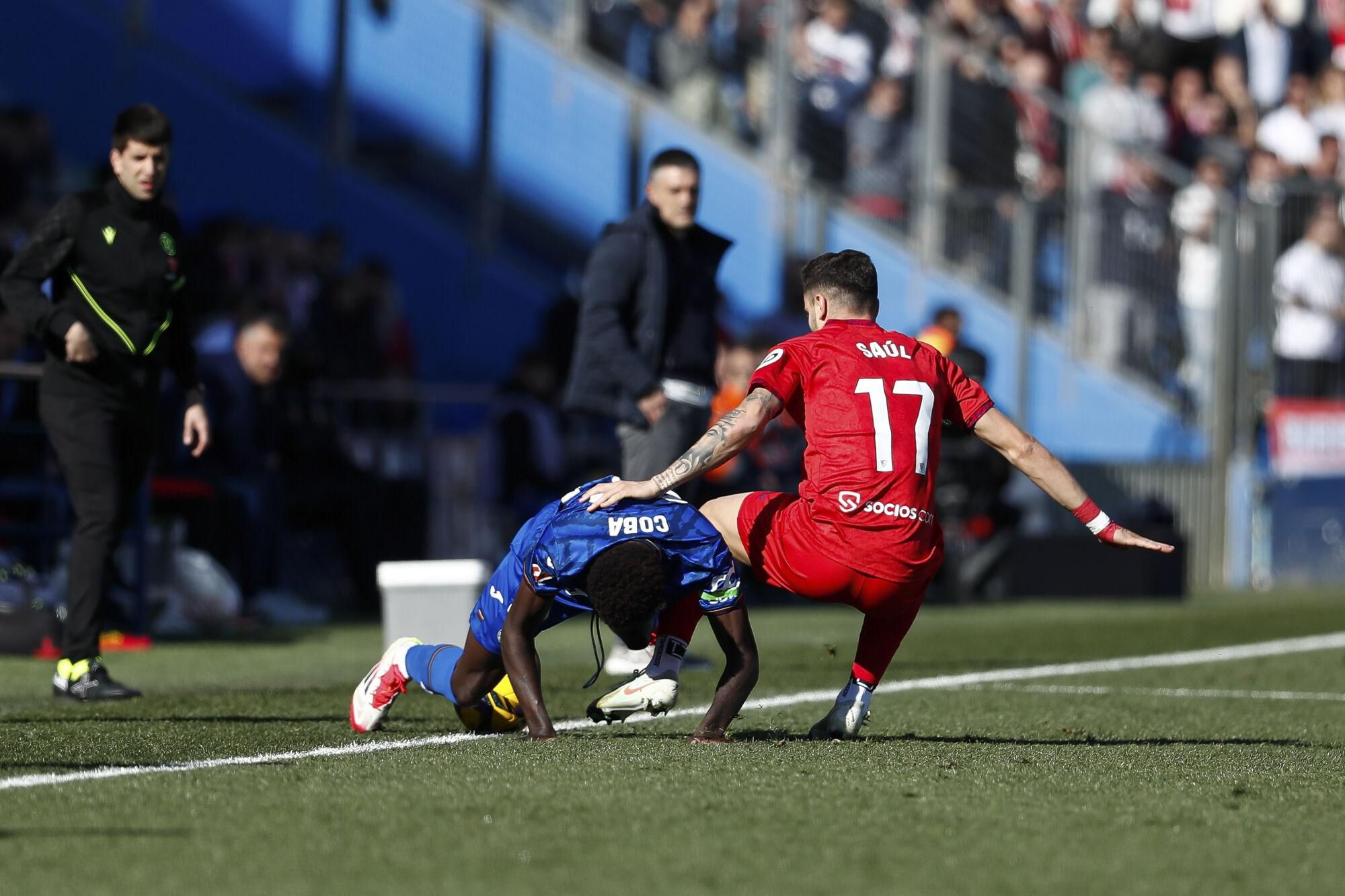 Coba da Costa of Getafe and Saul Niguez of Sevilla FC in action during the Spanish League, LaLiga EA Sports, football match played between Getafe CF and Sevilla FC at Coliseum stadium on February 01, 2025, in Getafe, Madrid, Spain. AFP7 01/02/2025 ONLY FOR USE IN SPAIN. Irina R. Hipolito / AFP7 / Europa Press;2025;SPAIN;Soccer;Sport;ZSOCCER;ZSPORT;Getafe CF v Sevilla CF - LaLiga EA Sports;