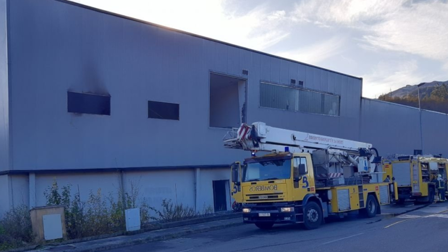 Los bomberos apagan un incendio en una nave vacía en San Martín