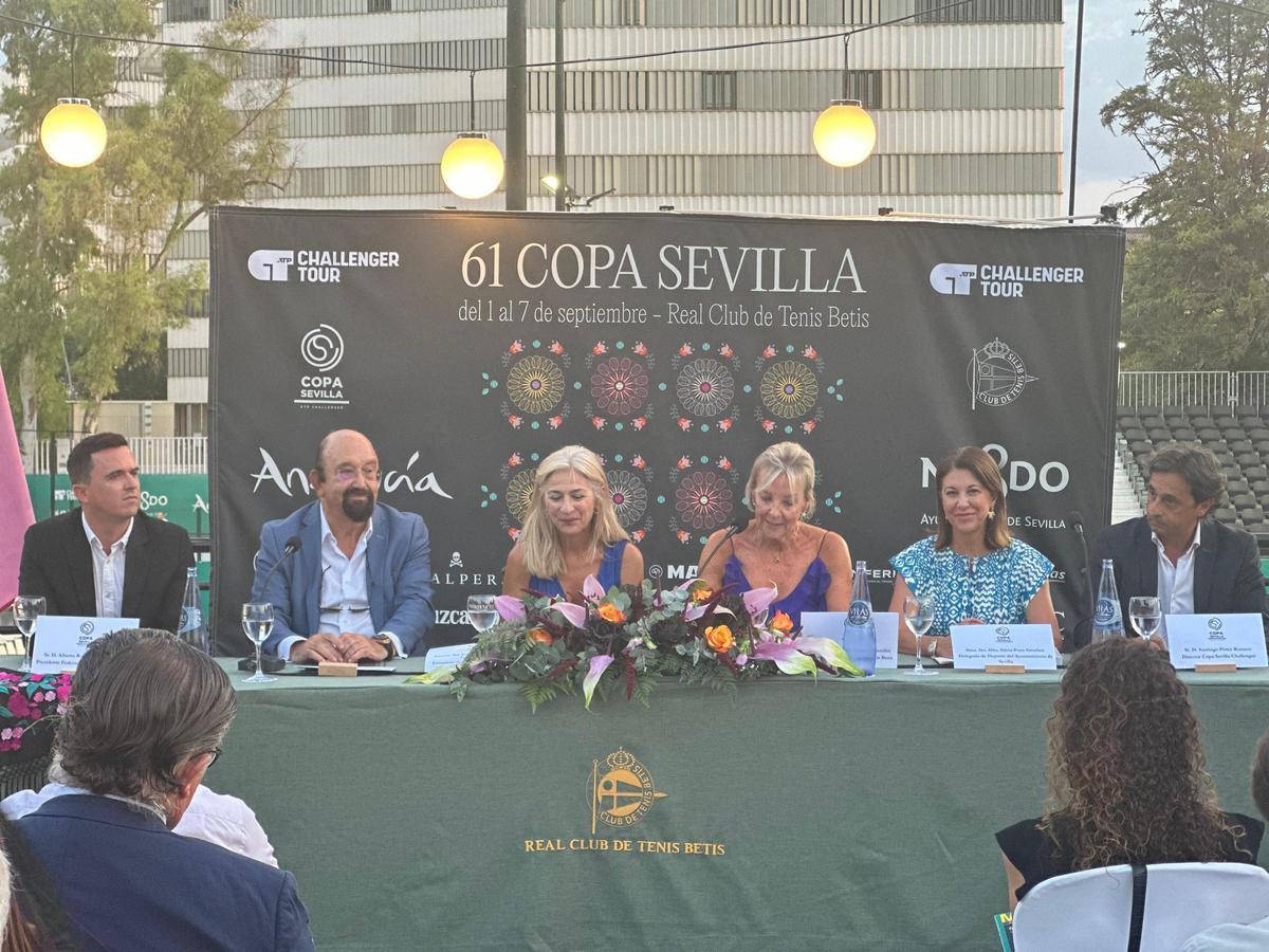 Autoridades presentes durante la presentación de la 61 edición de la Copa Sevilla en el Real Club Tenis Betis.