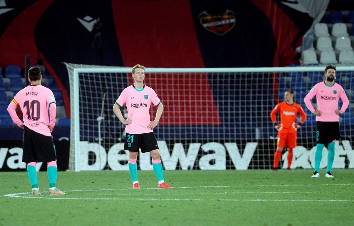 Messi, De Jong, Ter Stegen y Piqué, abatidos tras el gol del Levante en el Ciutat de Valencia.