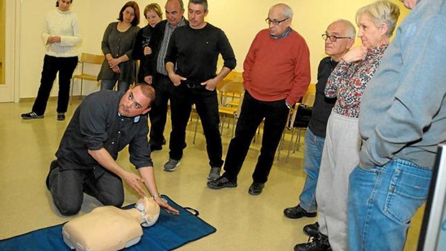 Sessió formativa sobre desfibril·ladors al Casino el febrer