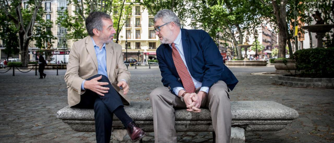 Manuel Borja-Villel y Miguel Falomir, el pasado miércoles en el Paseo del Prado de Madrid.