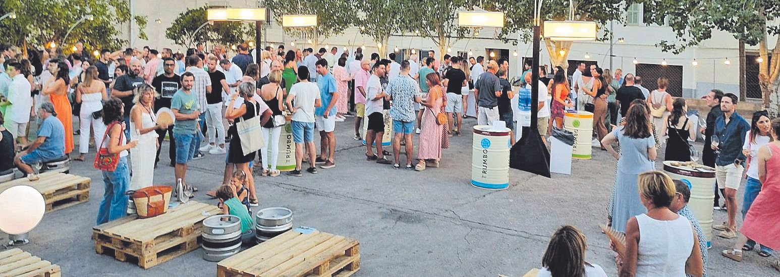 Más de mil personas disfrutaron de un evento organizado por Licores Moyà y en el que participaron más de 30 bodegas de las DO Pla i Llevant, Binissalem y la IGP Vi de la Terra Mallorca.