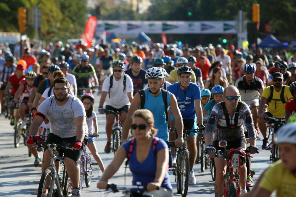 Miles de malagueños participan en la actividad de la Semana Europea de la Movilidad, tomando la salida en el Paseo del Parque