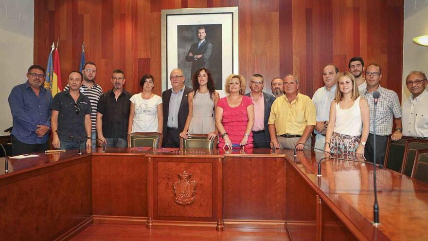 Representantes municipales, de la UNDEF y de la Junta de Fiestas en la firma del convenio.