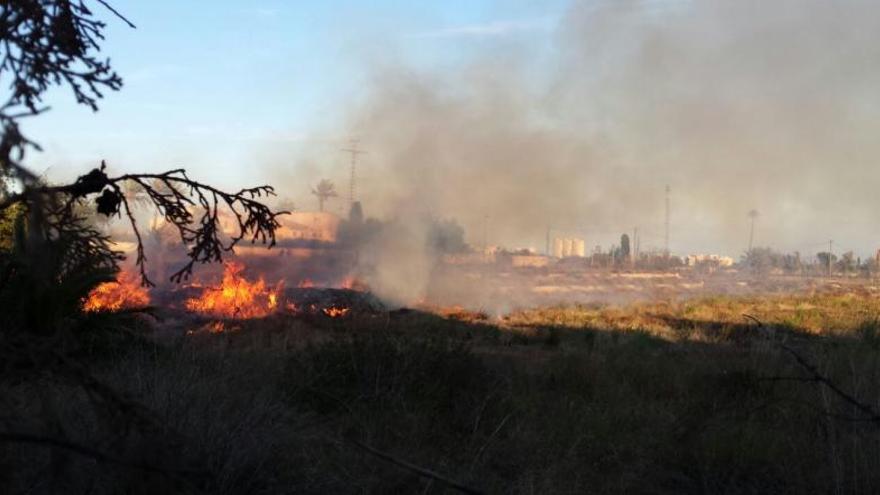 Incendio de matorrales en Sant Joan