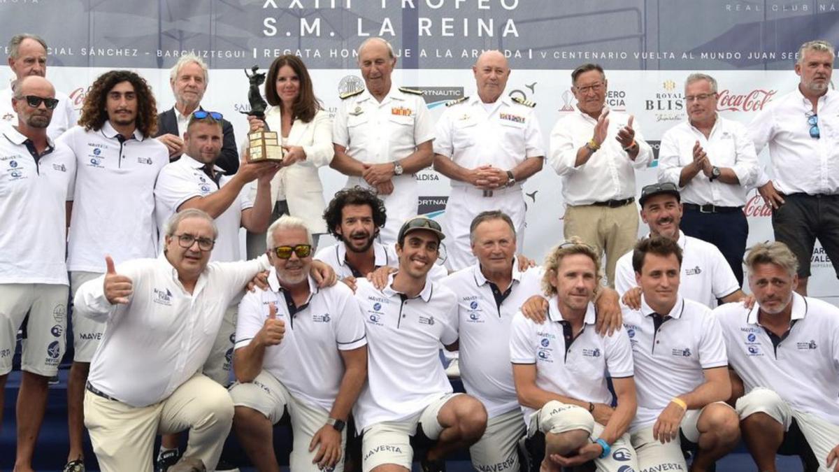 Marisa Arlandis entrega el trofeo a la tripulación vencedora | JOSÉ JORDÁN/RCNV