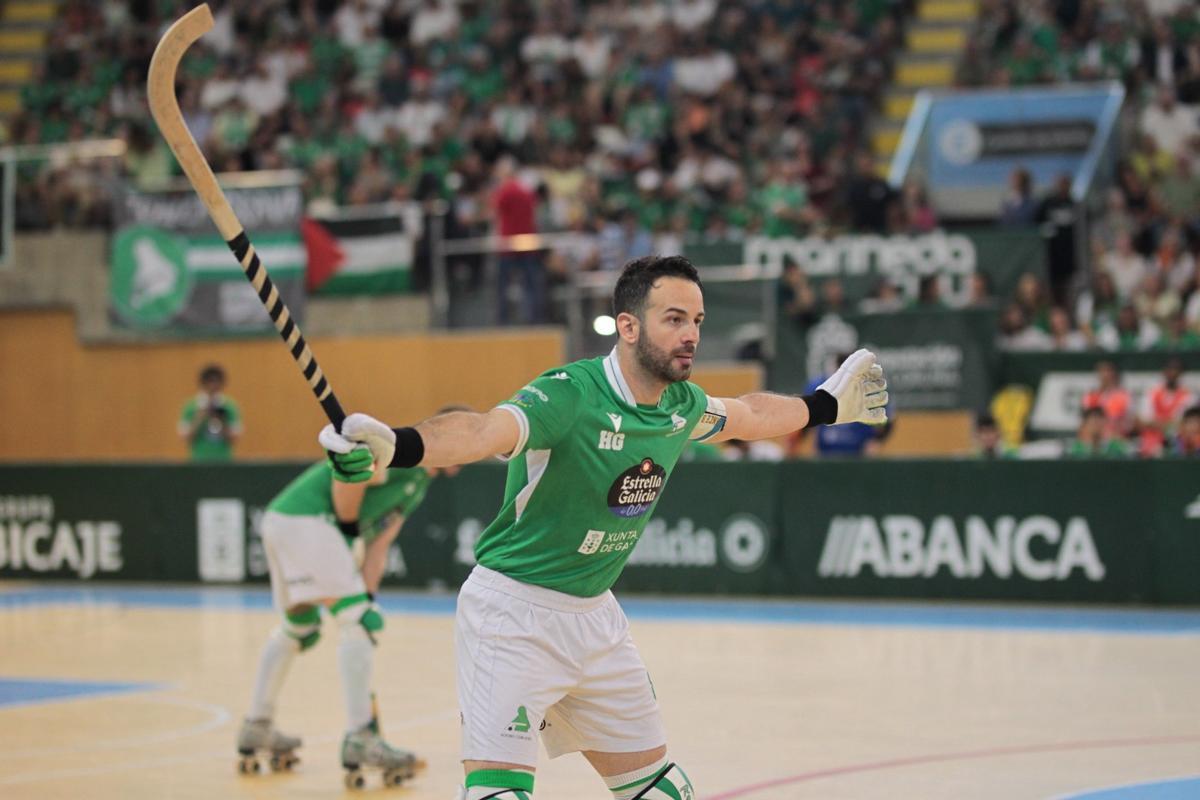 Dava Torres marca terreno en una acción defensiva ante el Igualada.