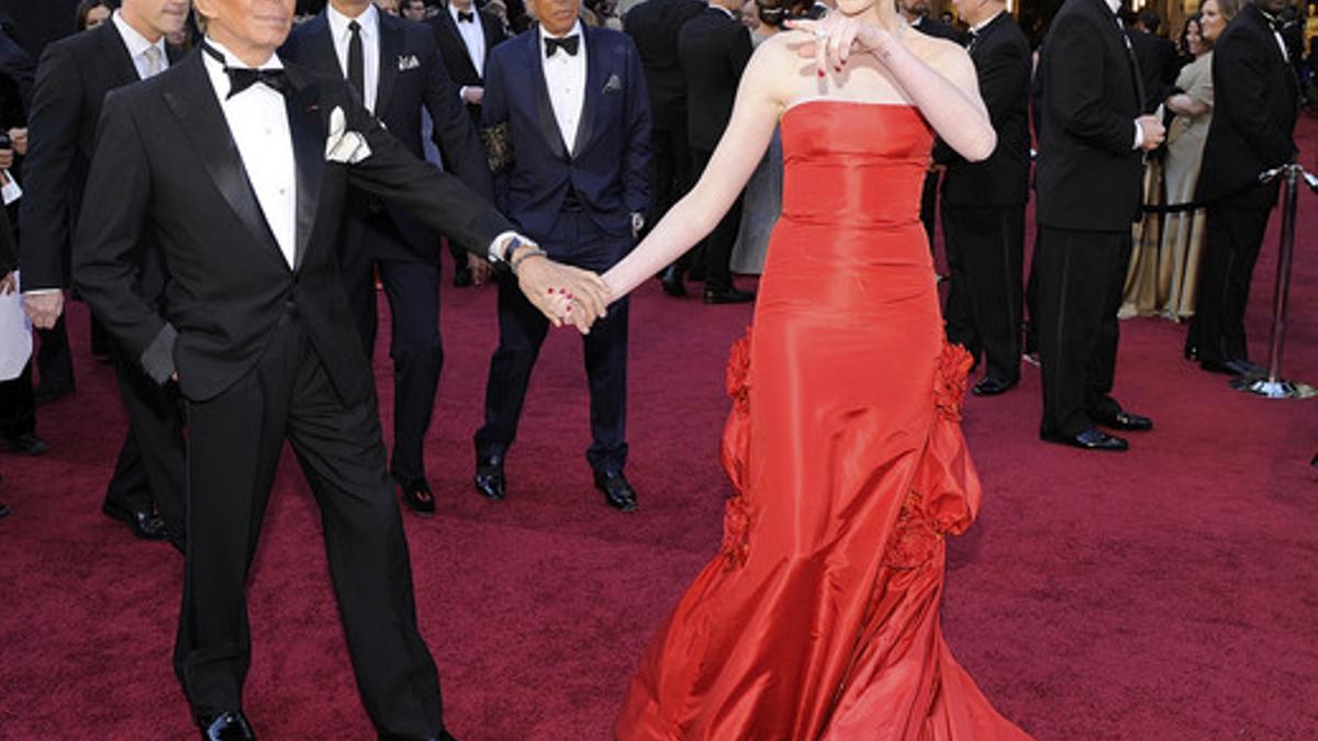 Anne Hathaway, presentadora de la gala, y el diseñador Valentino, sobre la alfombra roja.