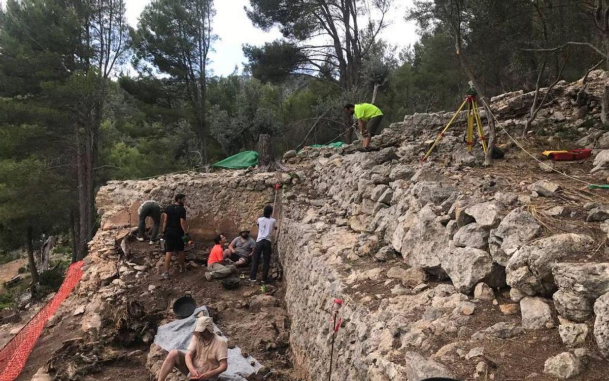 Trabajos de excavación en el yacimiento este verano. | B. LLODRÀ / F. LILLO.