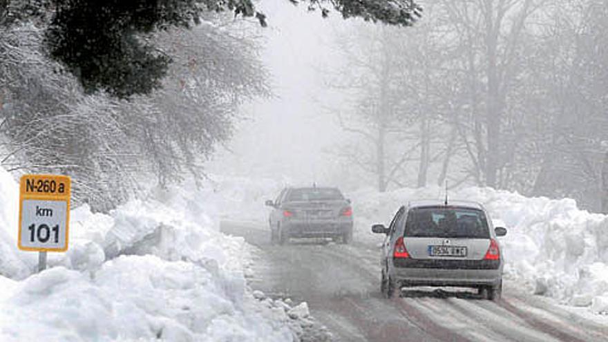 Varios coches circulan por Girona, una zona muy afectada.  // Efe