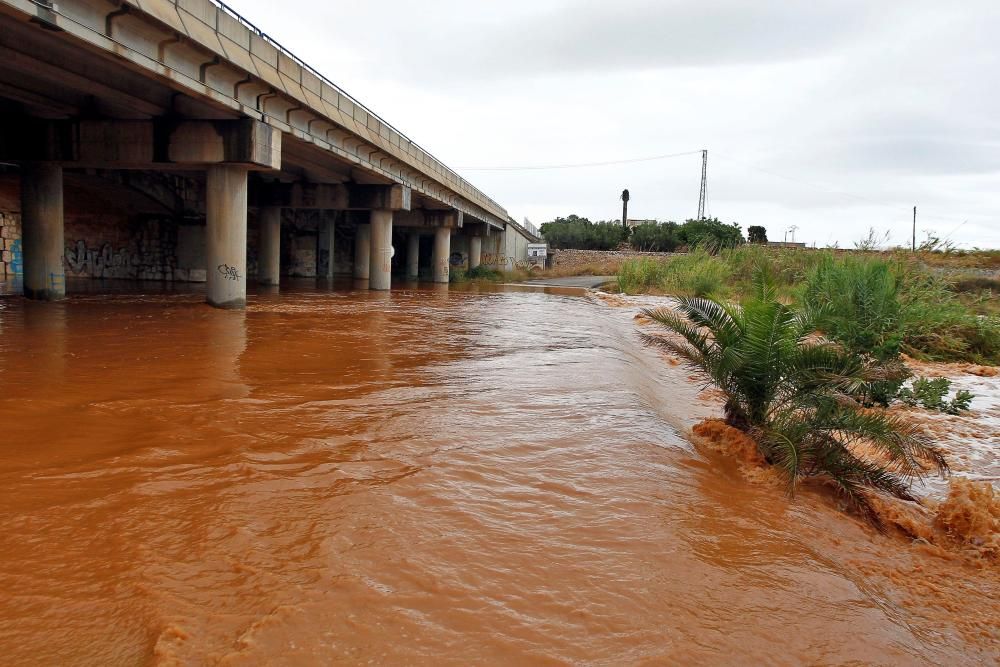 Varios vehículos circulan por un camino inundado por la intensa tormenta que ha caído esta mañana en el litoral norte de la provincia de Castelló que ha dejado algunas carreteras secundarias cortadas y ha provocado el rescate de seis vehículos en Benicarló, además de un pequeño accidente en Peñíscola y problemas por erosión en la playa del Clot de Vinaròs.