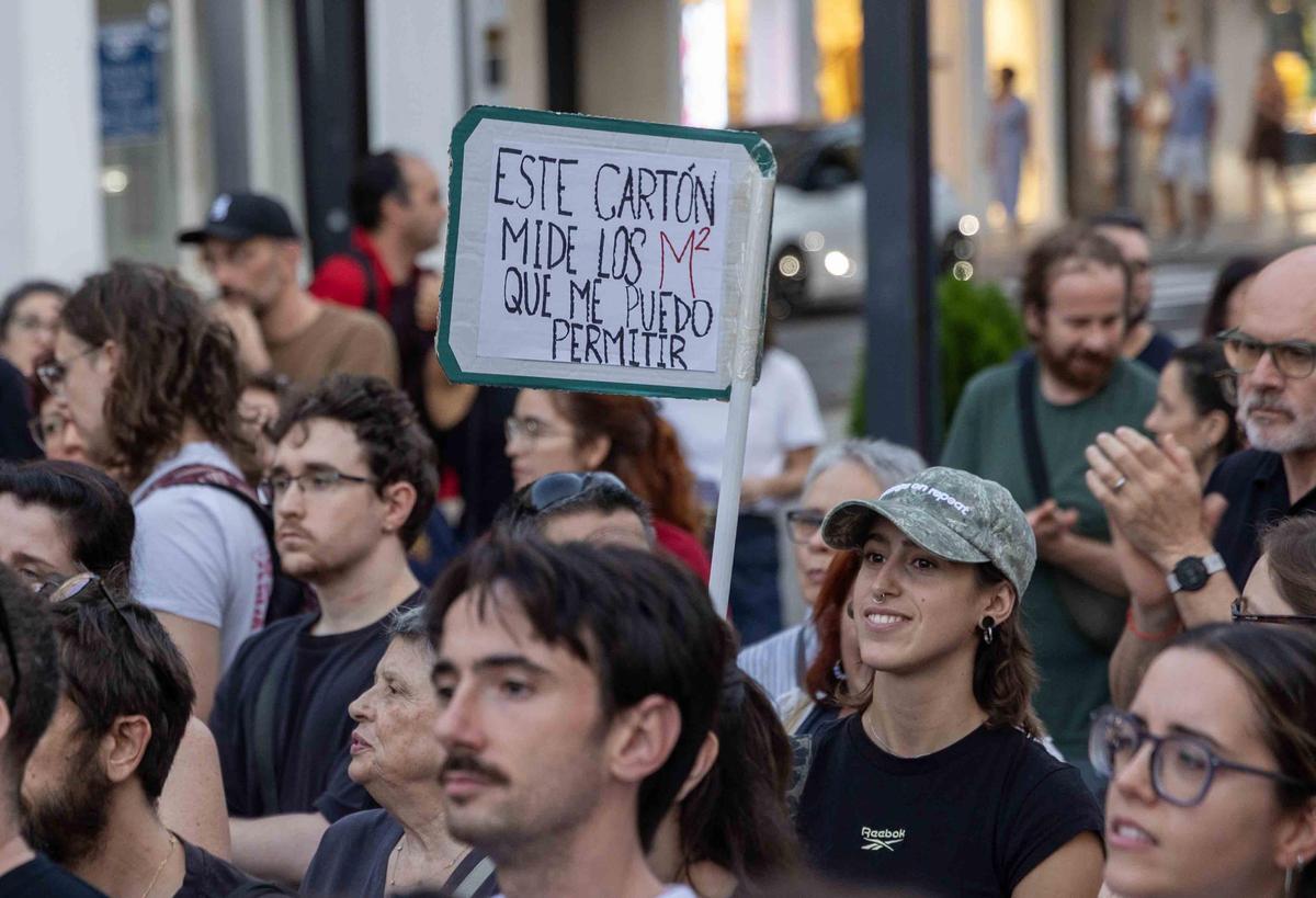 El desahucio de Maricarmen provoca una segunda protesta por el derecho a la vivienda en Alicante