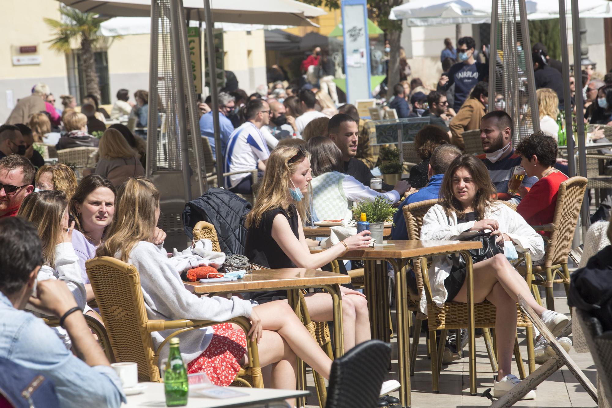 El sol y las buenas temperaturas abarrotan València