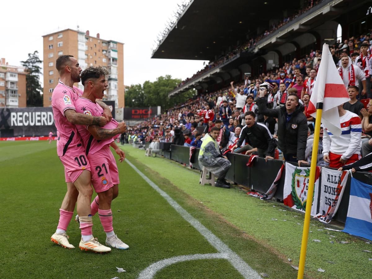 El centrocampista del Espanyol Nico Melamed (d) celebra con su compañero Sergi Dader (i) tras marcar el 1-2 durante el partido de la jornada 35 de LaLiga Santander entre el Rayo Vallecano y el RCD Espanyol, este domingo en el estadio de Vallecas.