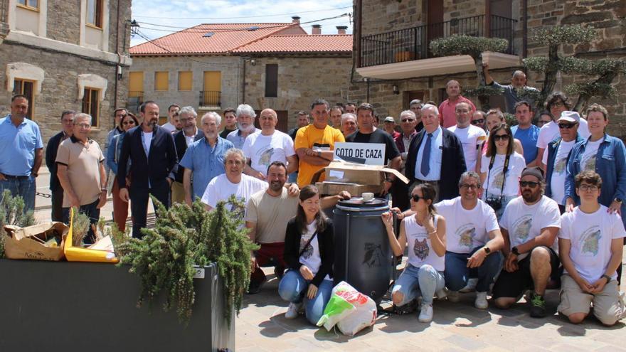 Participantes en la jornada de voluntariado en Villardeciervos por los grandes incendios del verano. | |  ARACELI SAAVEDRA