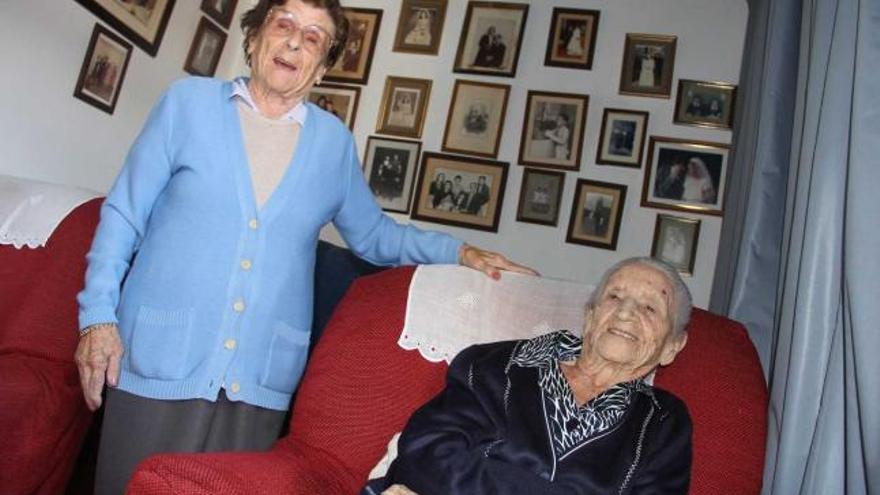 Ángeles Martínez, sentada en su sillón favorito, junto a su hermana Áurea, ayer, en su casa de Barru (Llanes).