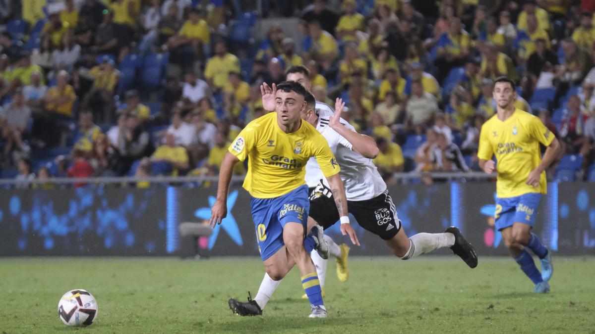 Alberto Moleiro conduce el balón en el partido contra el Burgos de la primera vuelta en el Gran Canaria.