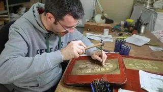 Emilio León, orfebre de Córdoba: "El día que haya un robot que pueda hacerlo, tendremos un problema"